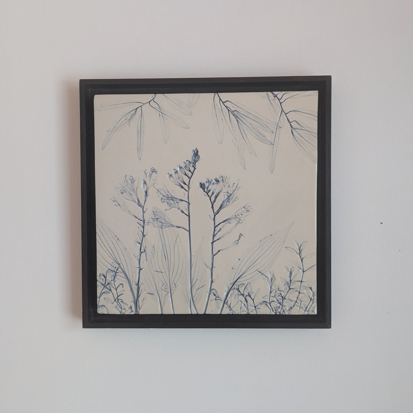 Composition botanique sur tuile en porcelaine encadrée