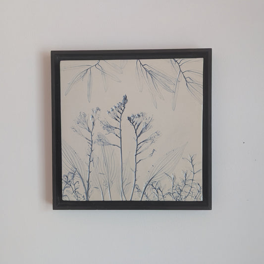 Composition botanique sur tuile en porcelaine encadrée